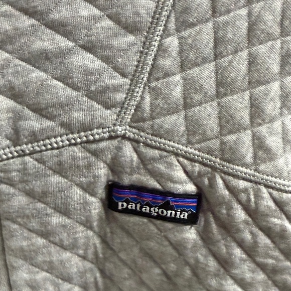 Patagonia Women’s Quilted Gray Performance Jacket with Hood - Picture 3 of 7